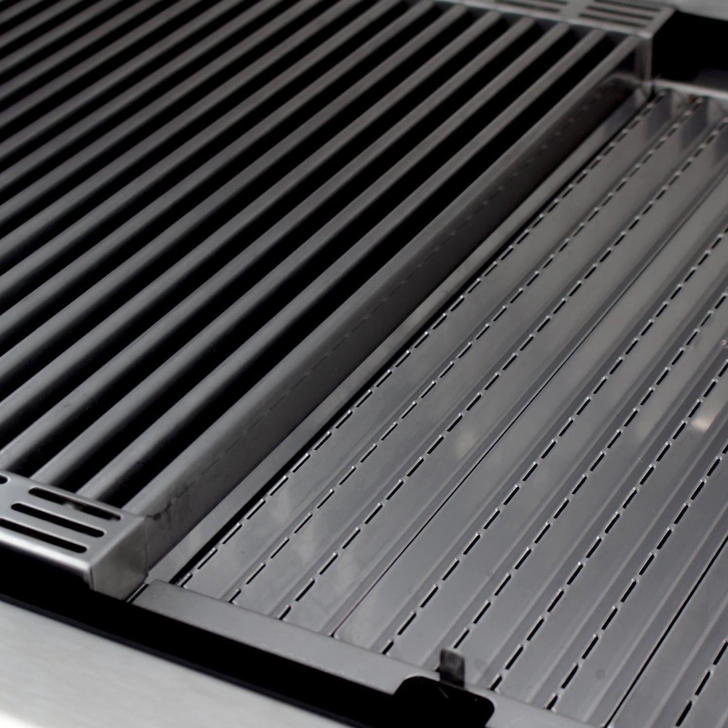 Saber Premium 500 32-Inch 3-Burner Infrared Propane Gas Grill With Dual Ring Side Burner - R50SC0017 - Image 9