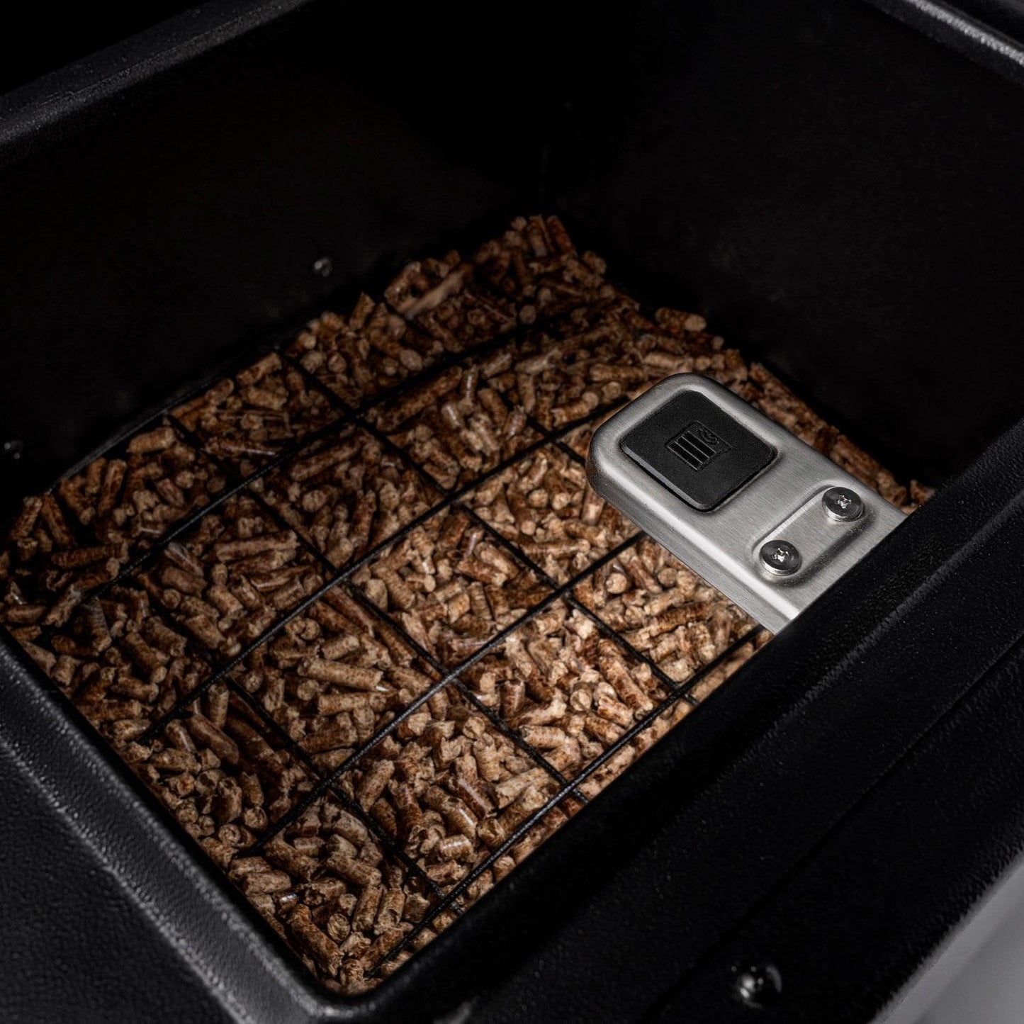 Traeger Ironwood XL Wood Pellet Grill W/ Pop-And-Lock Accessory Rail - TFB93RLG - Image 8