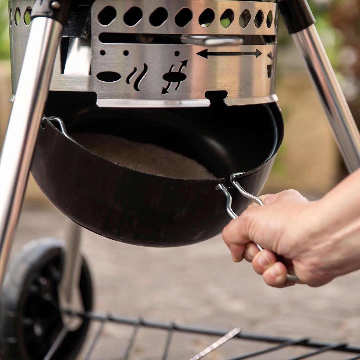 Weber Master Touch 26-Inch Charcoal Grill w/ Gourmet BBQ System Cooking Grate - Black - 1500064 - Image 18