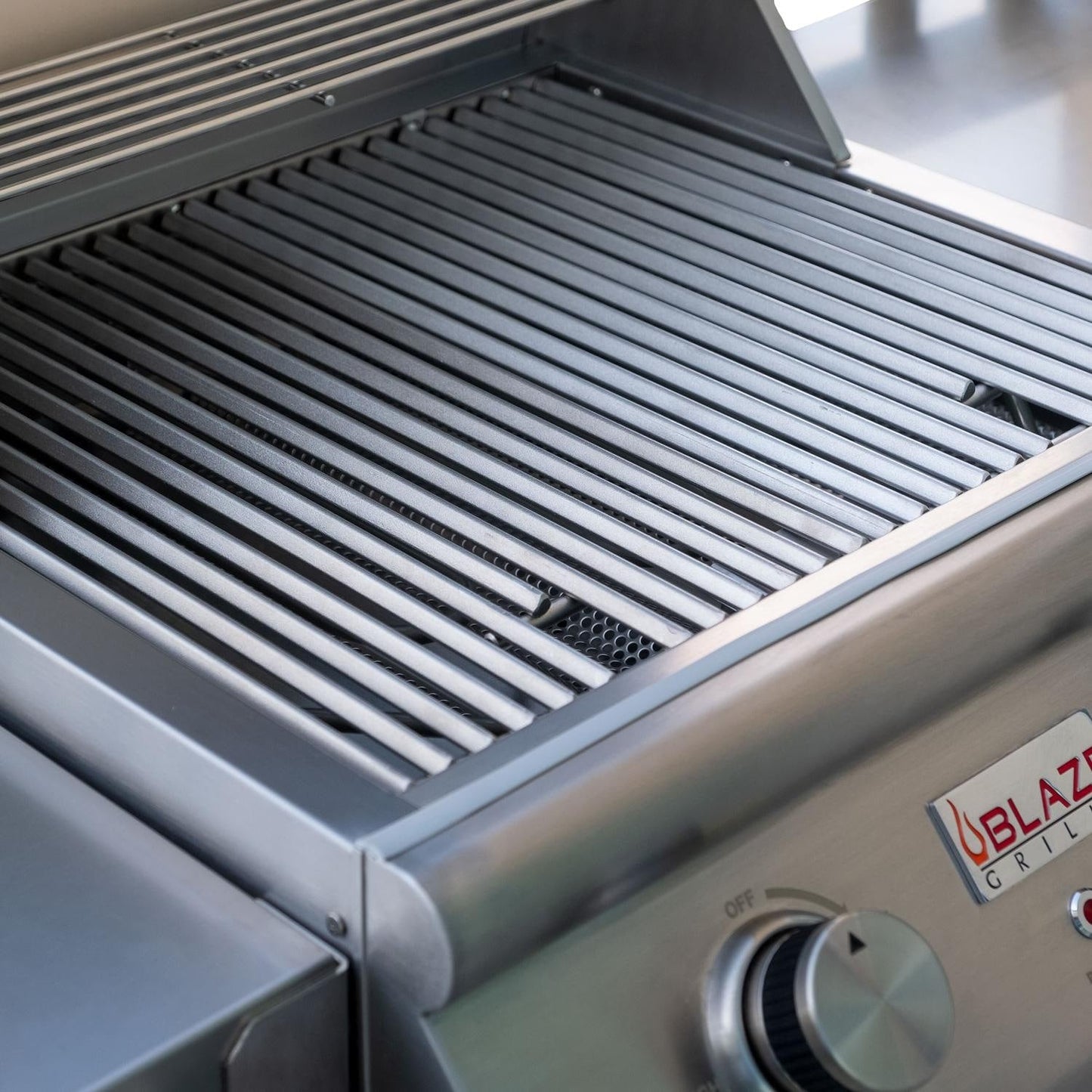 Blaze 21-Inch 1500 Watt Electric Grill On Pedestal With Side Shelves - BLZ-ELEC-21 - Image 3