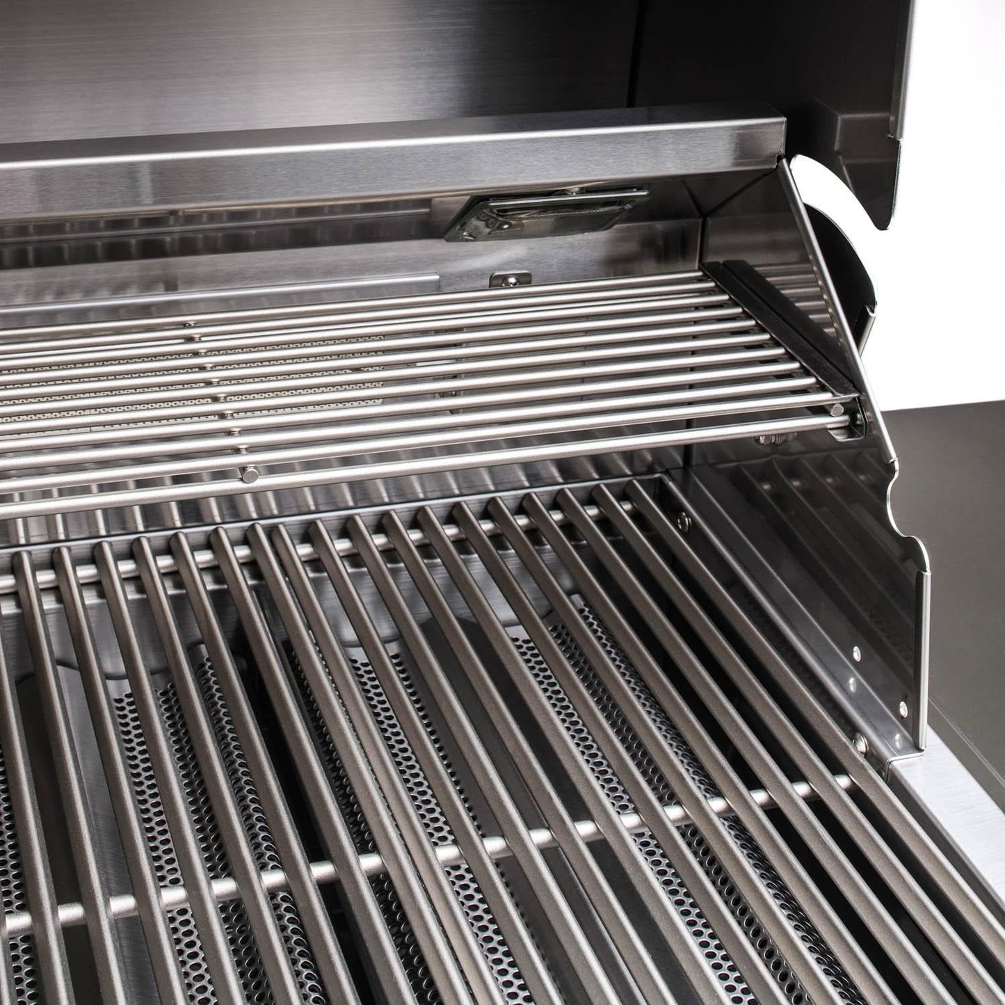 Blaze LTE 32-Inch 4-Burner Built-In Natural Gas Grill w/ Rear Infrared Burner & Grill Lights - BLZ-4LTE2-NG - Image 12