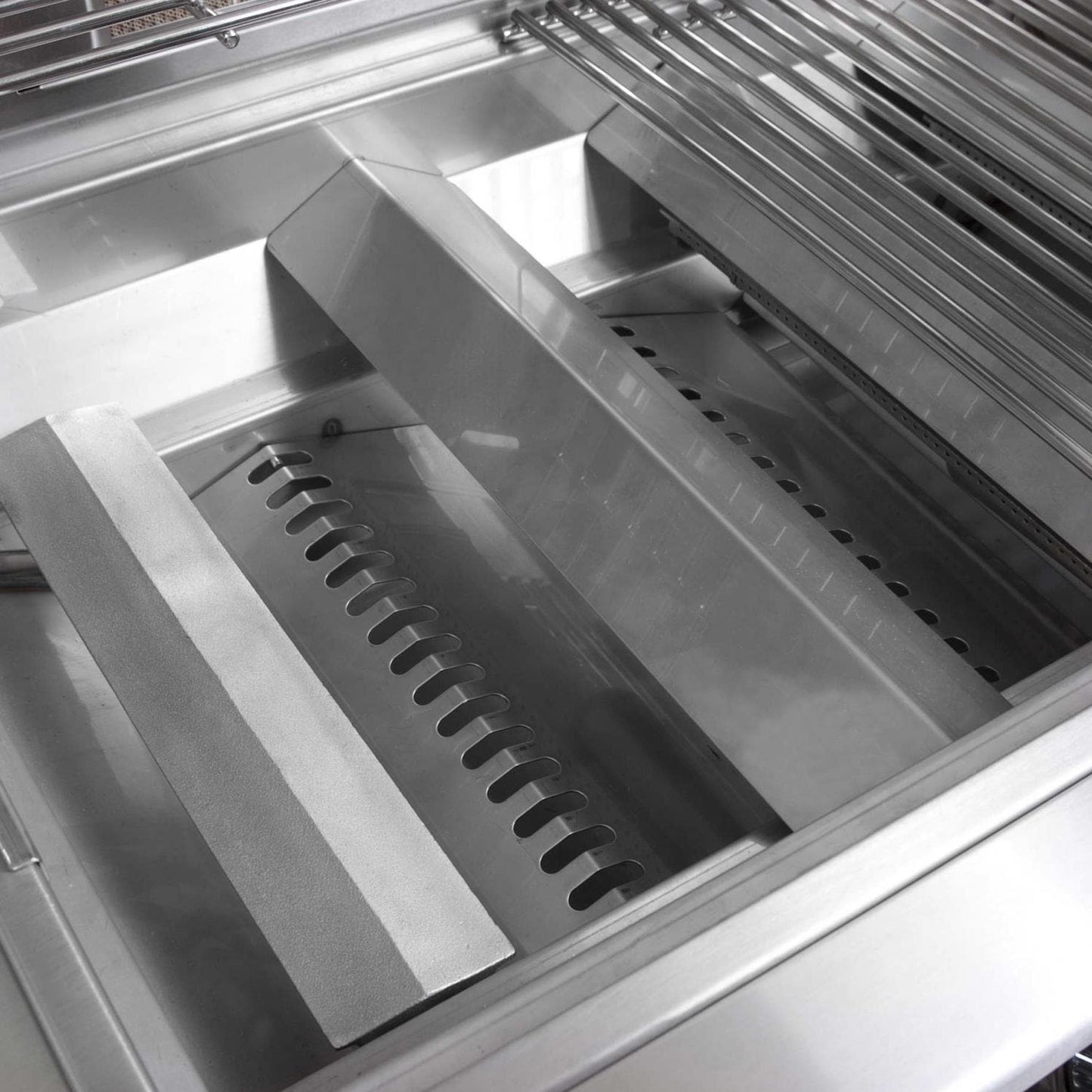 Lion L60000 32-in 4-Burner Stainless Steel Natural Gas Grill - Image 3