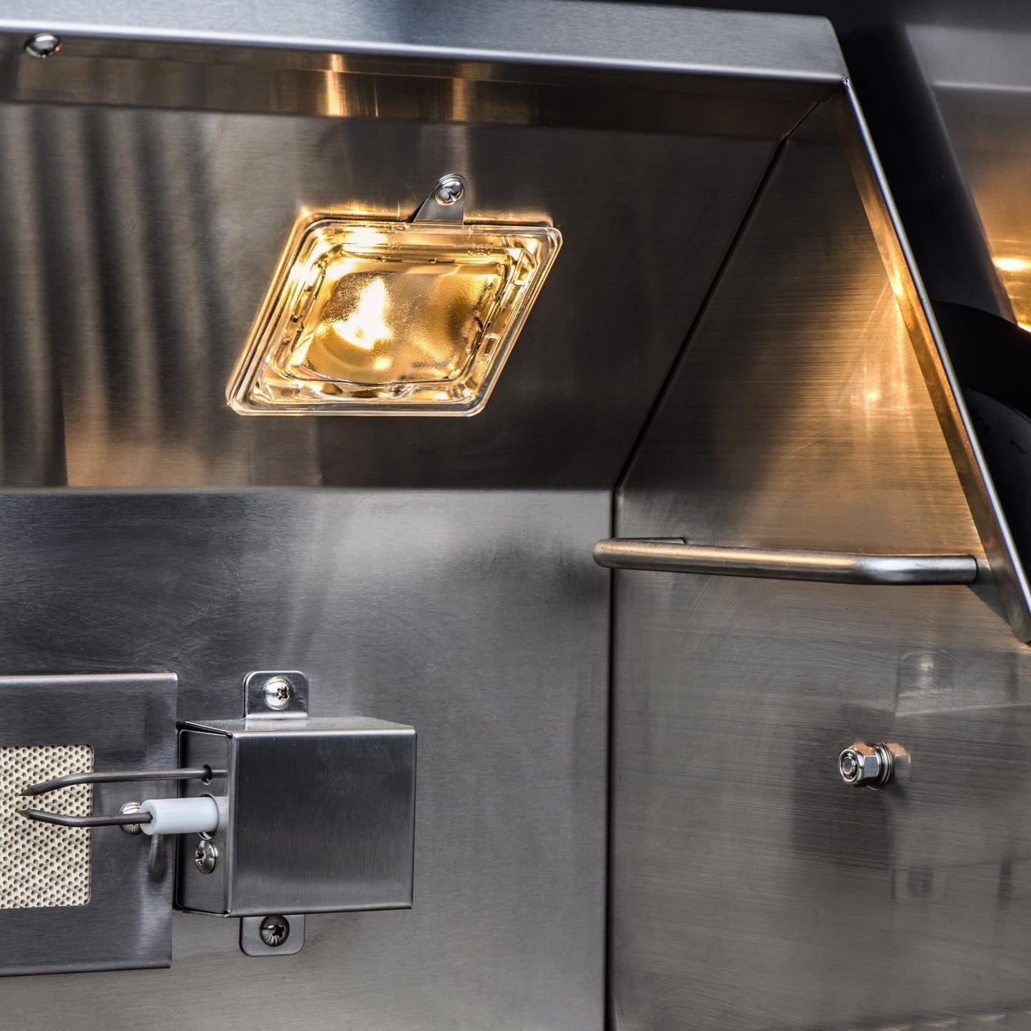 Blaze LTE 32-Inch 4-Burner Natural Gas Grill w/ Rear Infrared Burner & Grill Lights - Image 12