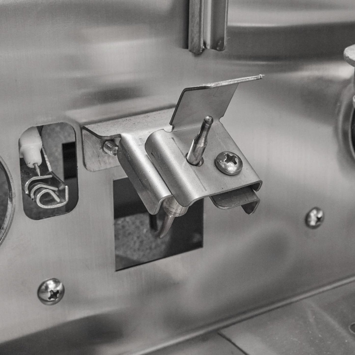 Coyote CL-Series 36-in 4-Burner Natural Gas Grill w/ Lift-Assist Hood & Safety Valve - Image 12