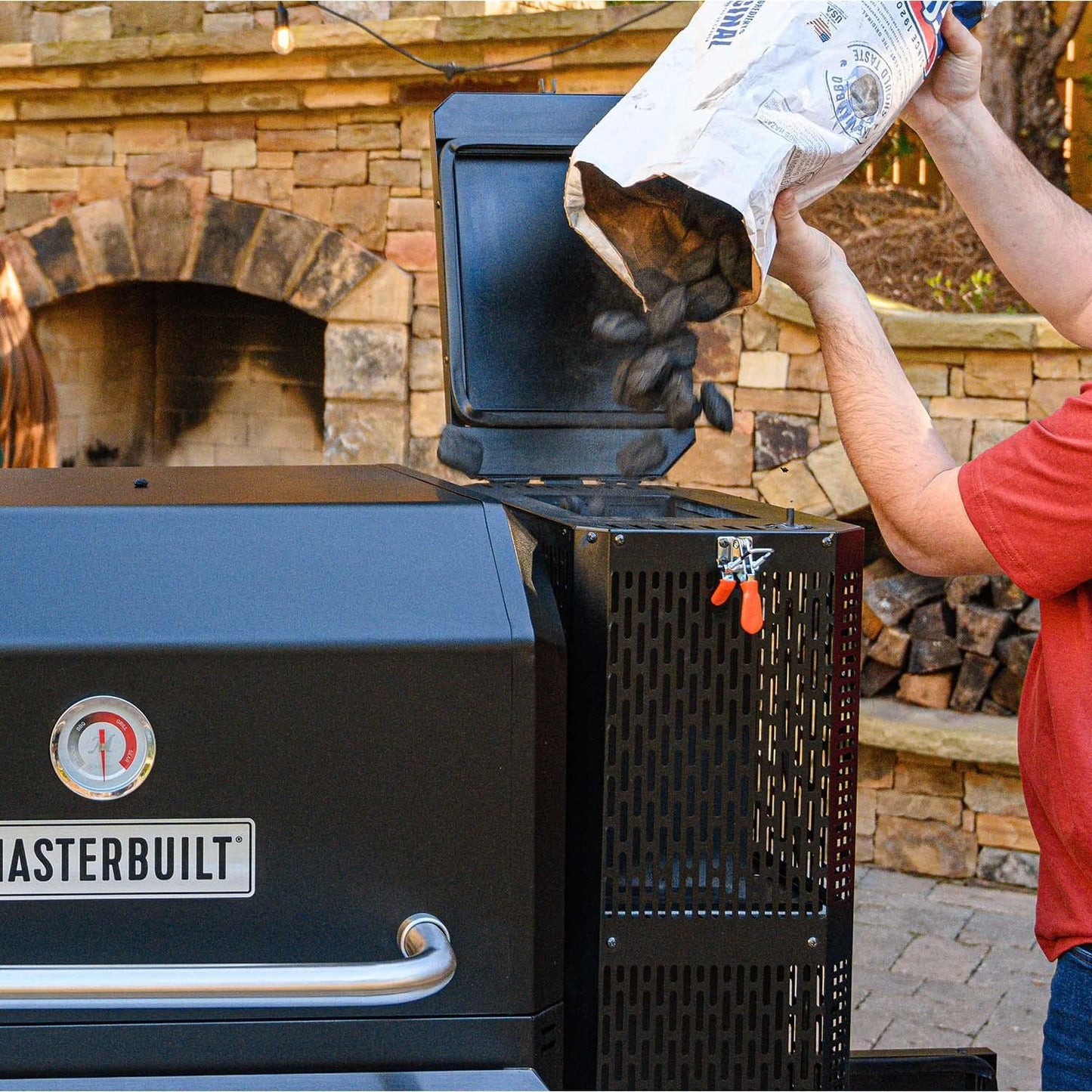 Masterbuilt Gravity Series 800 Digital Charcoal Griddle + Grill + Smoker - MB20040221 - Image 14