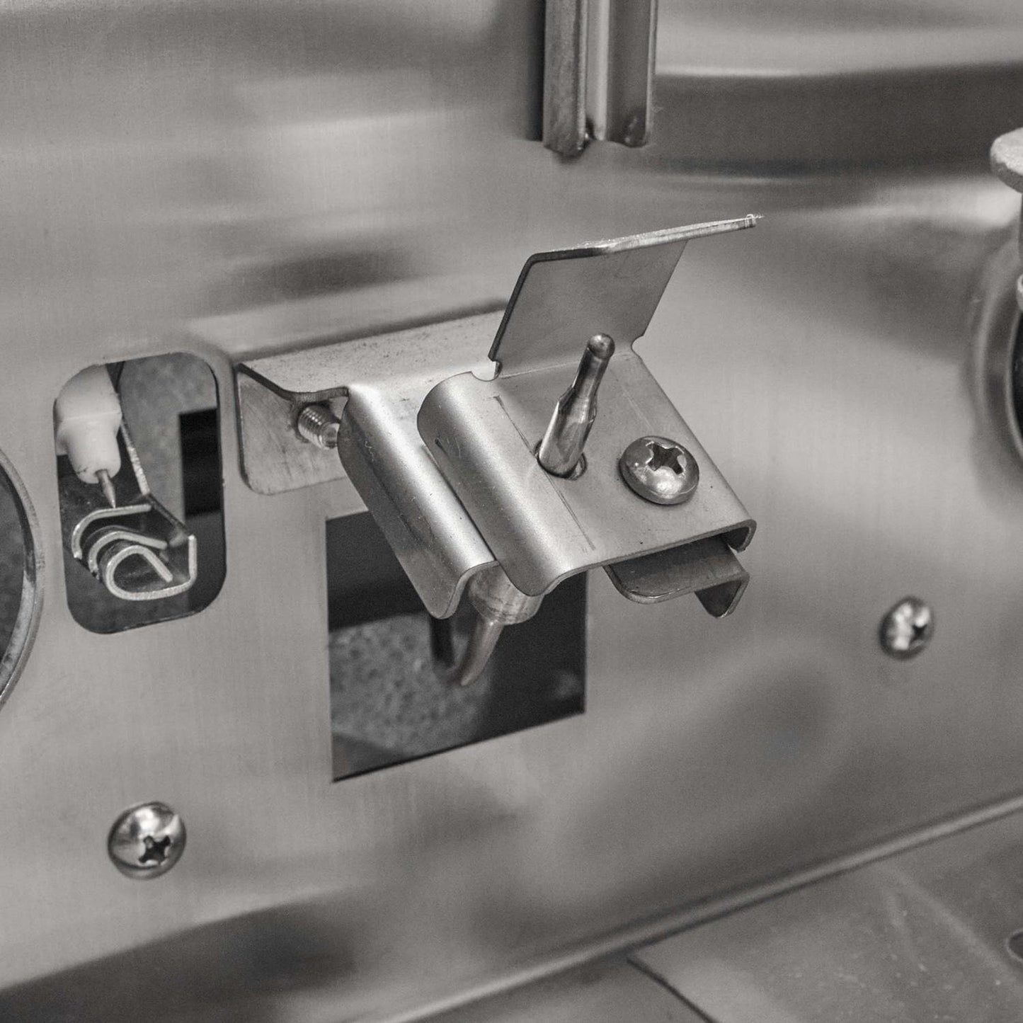 Coyote CL-Series 36-in 4-Burner Built-In Natural Gas Grill w/ Lift-Assist Hood & Safety Valve - C3CL36NG - Image 9